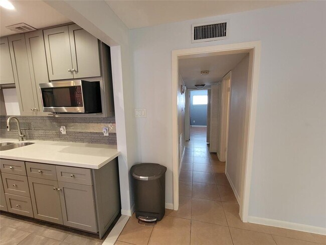Building Photo - 2711 Briarhurst Dr
