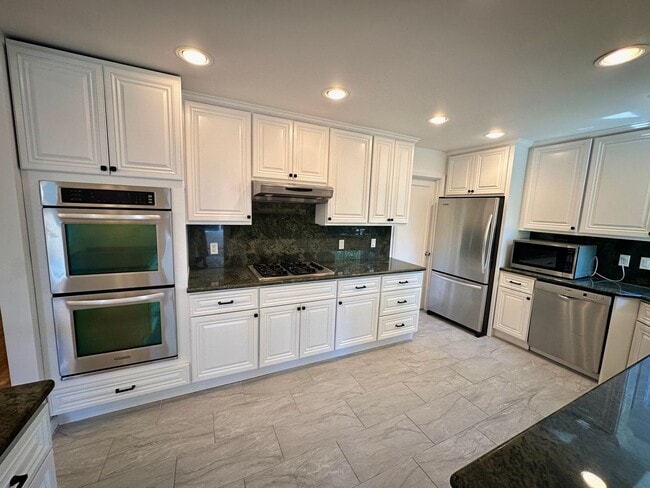 Building Photo - Charming 2 Bed 1.5 Bath in Redwood City!