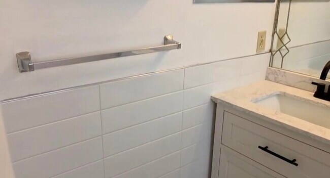 Building Photo - 226 Windsor J