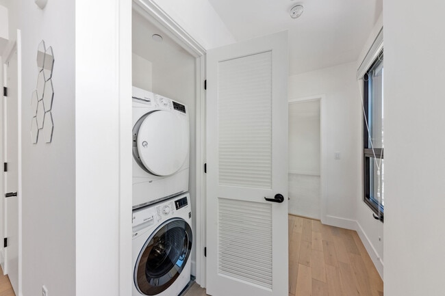 Building Photo - 719 Larkin St