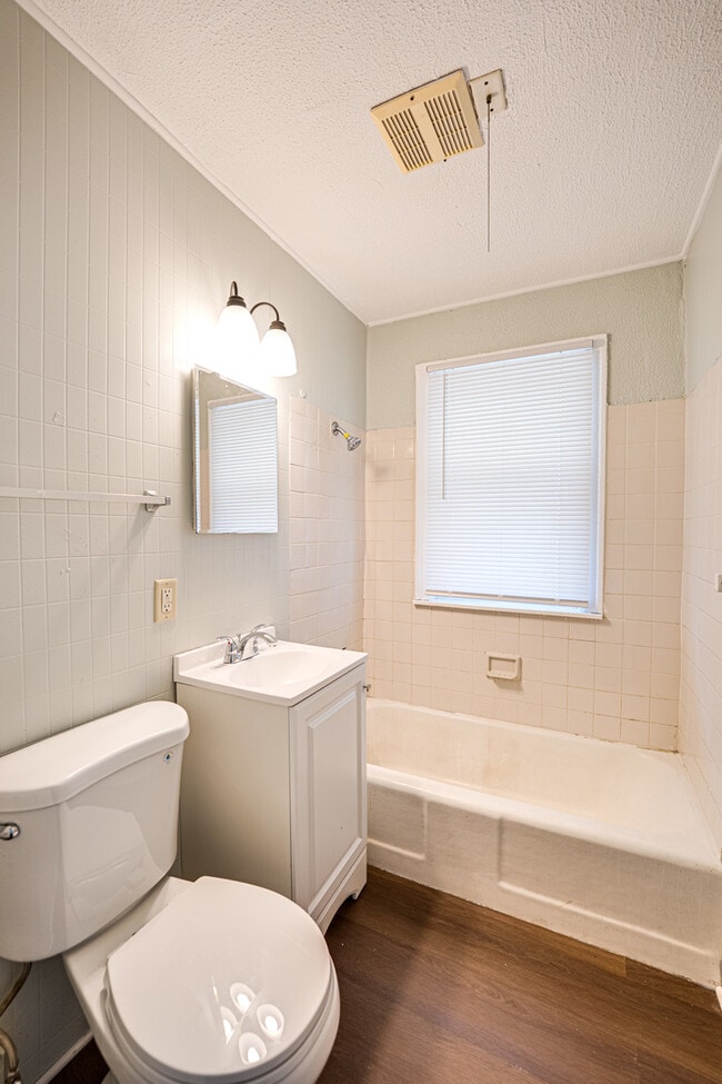 Building Photo - 2208 Fremont St