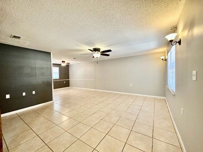 Building Photo - Spacious 3 Bedroom Duplex for Rent in Nice...