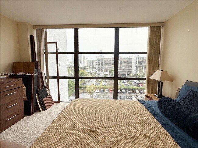 Building Photo - 800 Parkview Dr