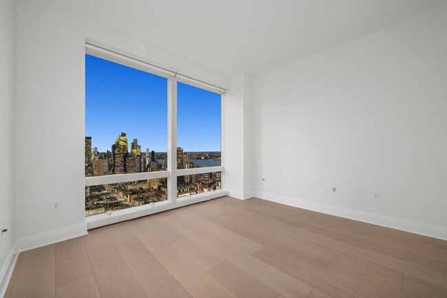 Building Photo - 80 Columbus Cir