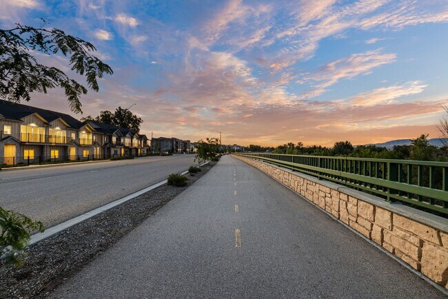 Building Photo - 2213 S Federal Way