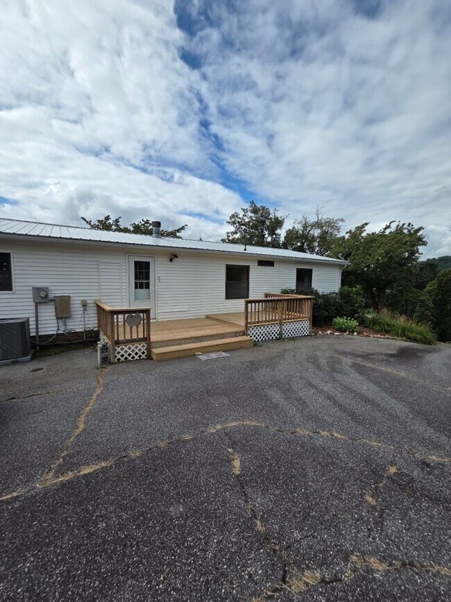 Building Photo - 83 Sandlin Rd