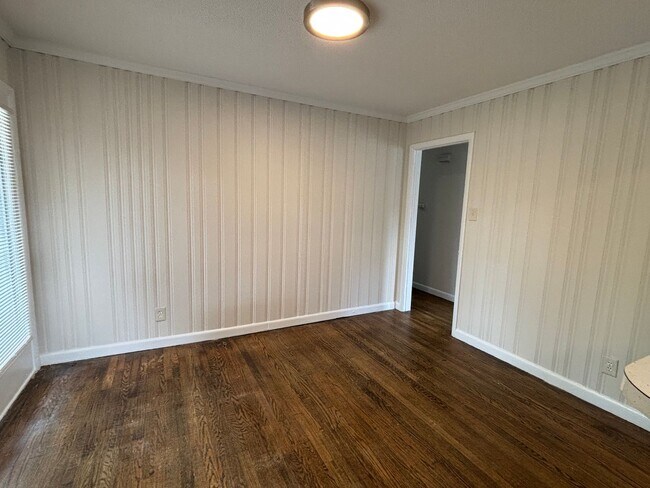 Building Photo - 3 BR with deck conveninent to Four Seasons Mall