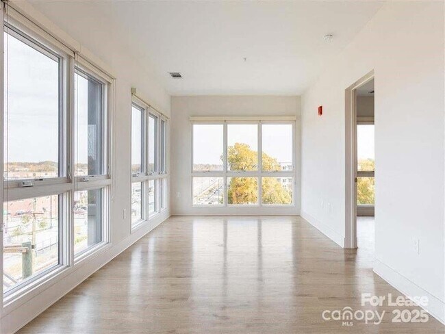 Building Photo - 1824 N Brevard St