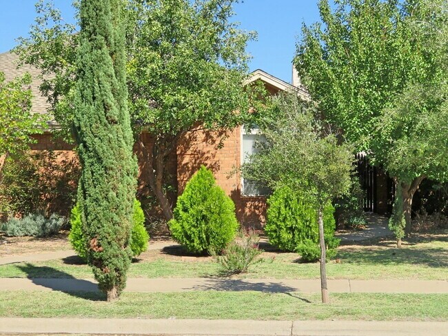 Primary Photo - Captivating Townhome in Whisperwood