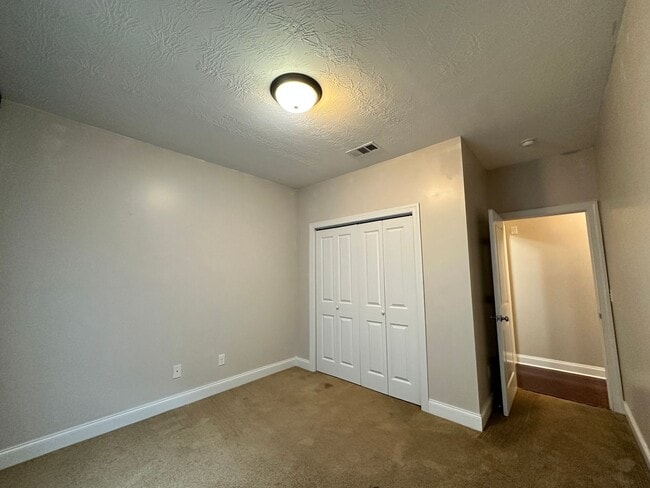 Building Photo - 3 bed/2 bath home with 1-car garage for re...