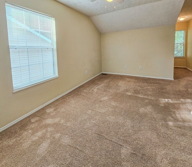 Building Photo - Knoxville 37934 - 3 bed 2.5 bath Condo - Contact Ryan Fogarty 865-333-4840