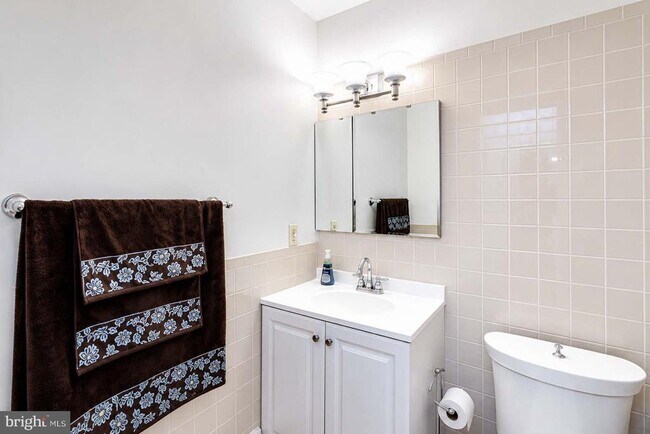 Building Photo - 44 Brambling Ln
