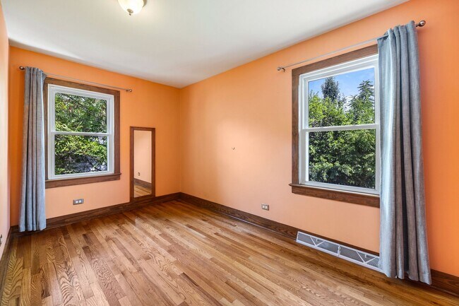 Building Photo - Meticulously maintained 3-bedroom, 2-bath ...