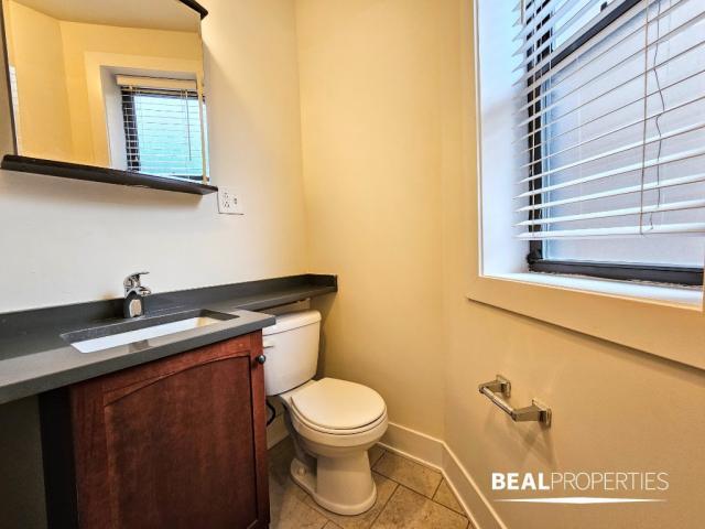 Building Photo - 2 bedroom in CHICAGO IL 60613