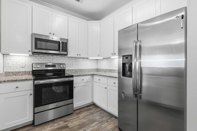 Building Photo - 730 Elmbrook Dr