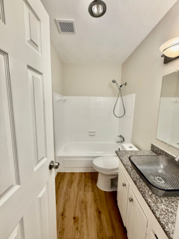 Building Photo - 2101 Fountain View Dr