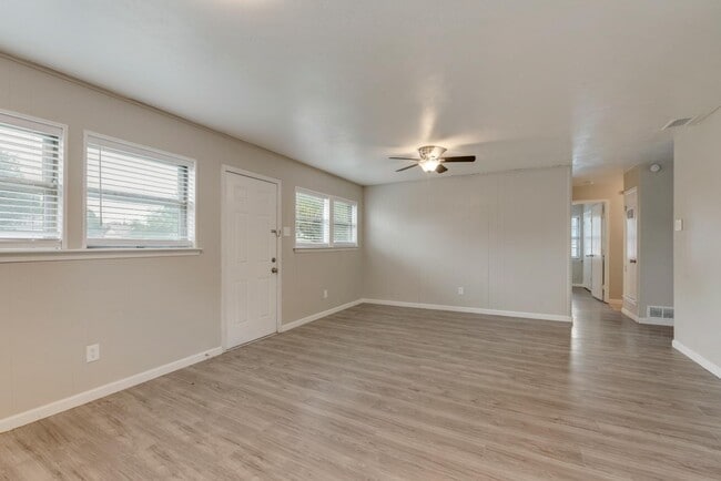 Building Photo - 917 Piedmont Dr