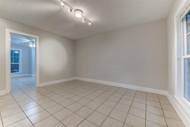Building Photo - 2127 Maximilian St
