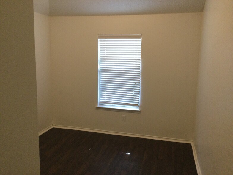 Building Photo - 300 Trailwood Dr