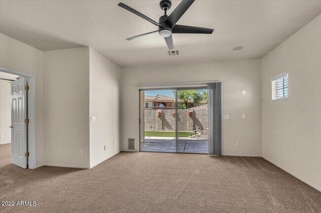 Building Photo - 902 E Madeline Dr