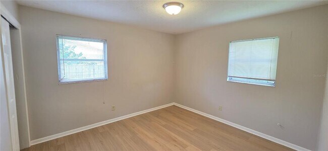 Building Photo - 410 S Oakwood Ave