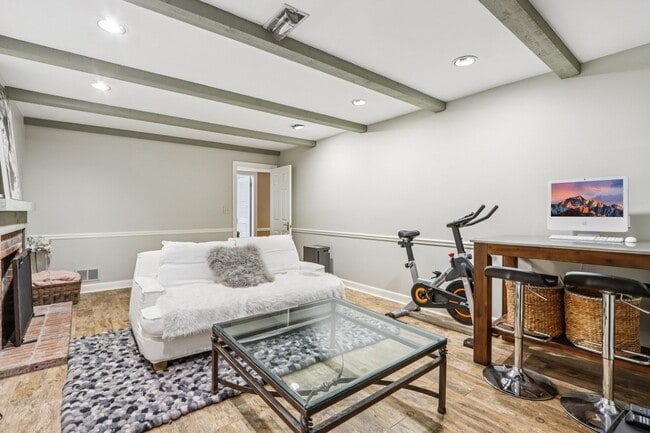 Building Photo - 19 Landmark St