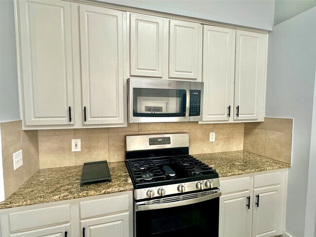 Building Photo - 18 S Willow Point Cir