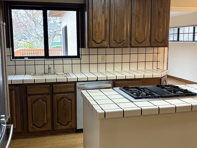 Building Photo - 2219 Hamilton Ave