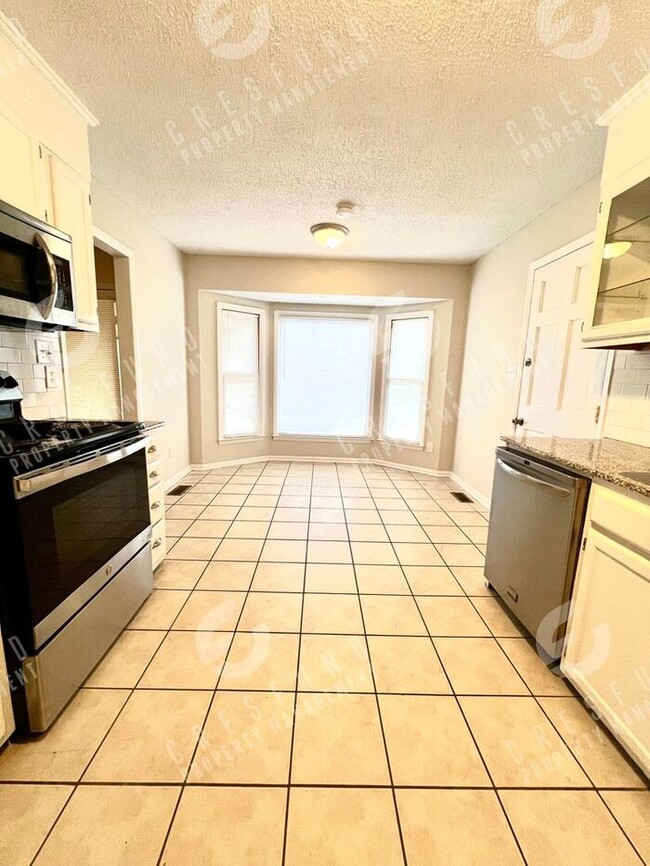 Building Photo - JUST REDUCED!!! 3Br 2 bath beautiful corne...