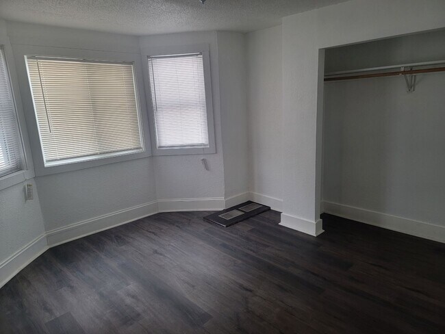 Building Photo - 1212 Bush Ave