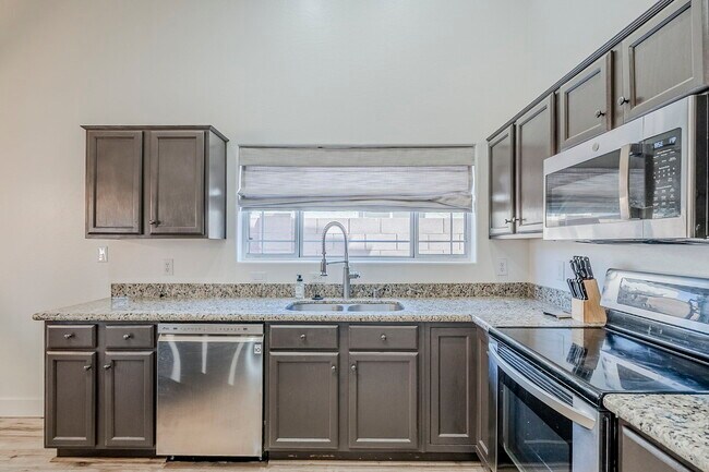 Building Photo - 760 N Swan Dr
