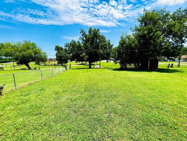 Building Photo - Cute 2BD 1BA Bungalow in Midwest City!!!
