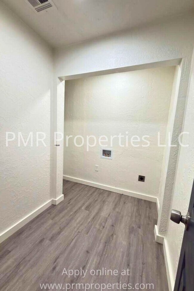Building Photo - 4 Bedrooms / 2 Bathrooms House