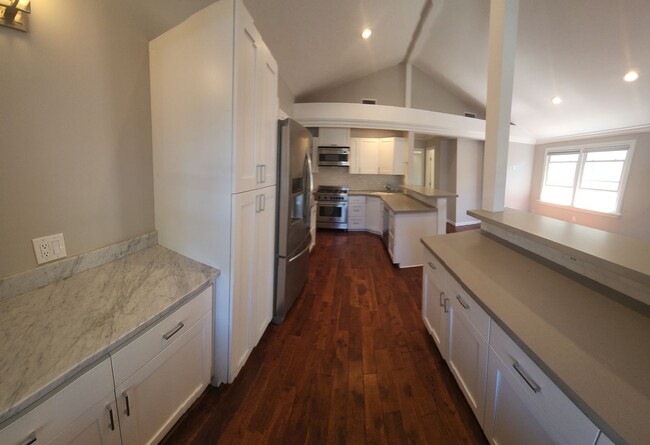 Building Photo - Beautiful, updated home close to Poly and ...