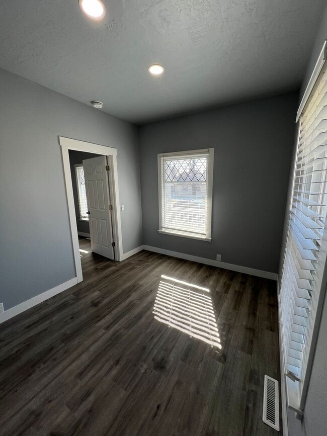 Building Photo - Charming 3 Bedroom 2 Bathroom House!!