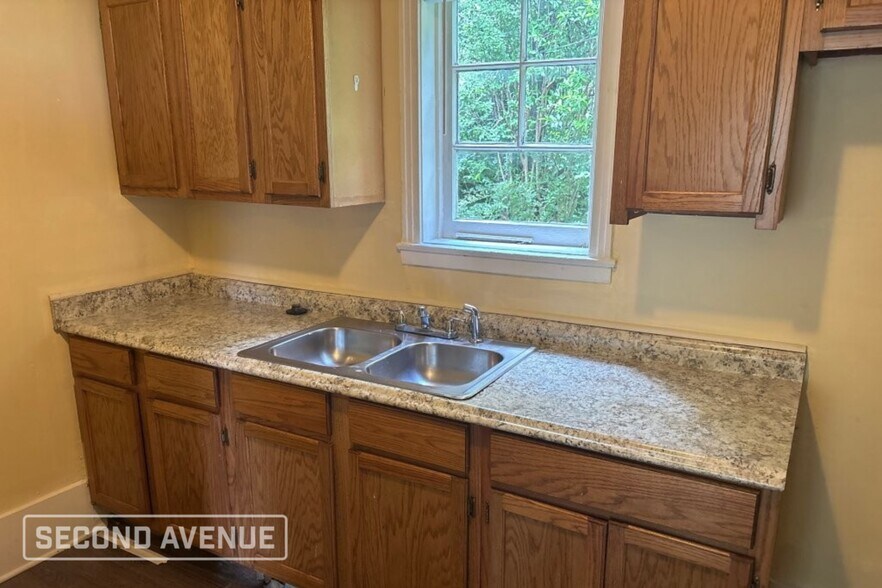 Building Photo - 2374 Larose Ave
