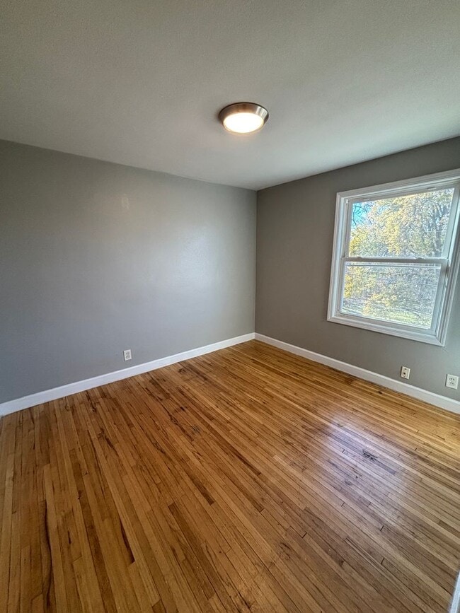Building Photo - 2 bedroom 1 bath townhouse with walkout ba...