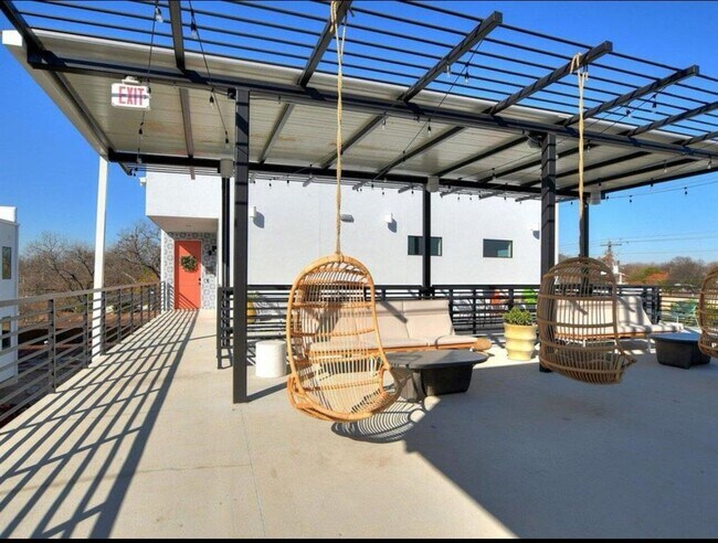 Building Photo - 2709 E 5th St.