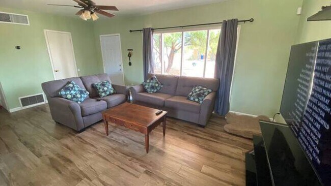 Building Photo - 5034 E 17th St