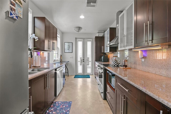 Building Photo - 732 NE 15th Ave