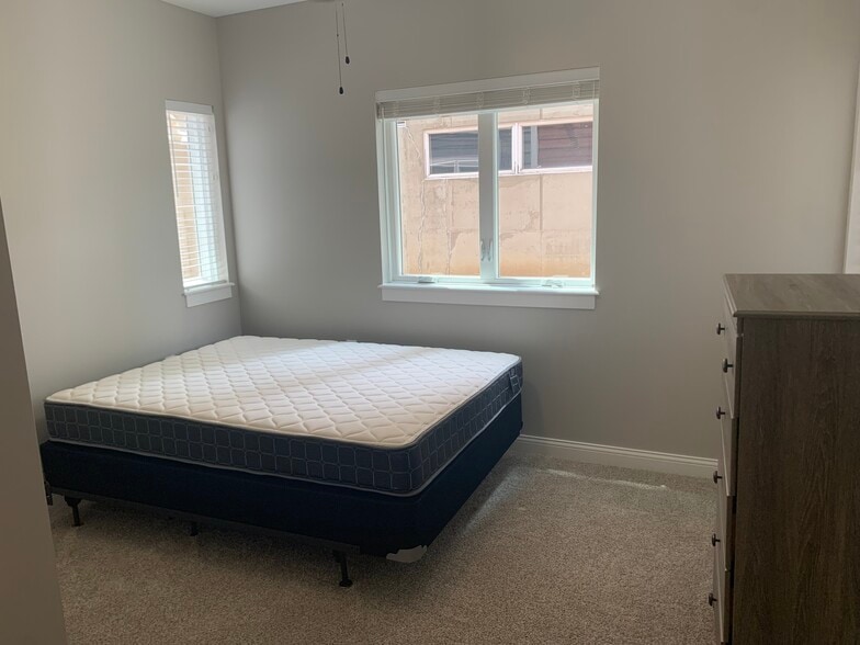 Building Photo - 403 W University Ave