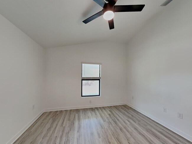 Building Photo - 3109 8th St W