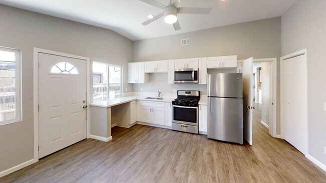 Building Photo - Large Property w/ 2 Kitchens!!