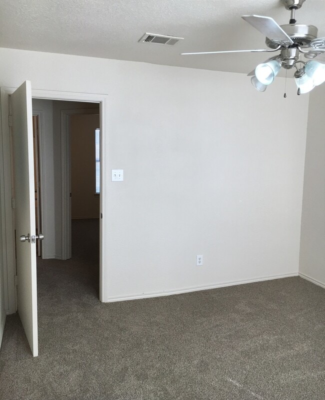 Building Photo - FREE DECEMBER RENT!!!