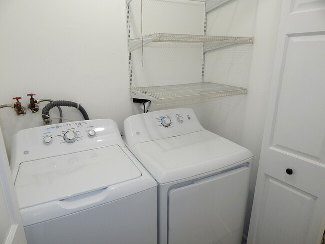 Building Photo - 1985 Navarone Dr