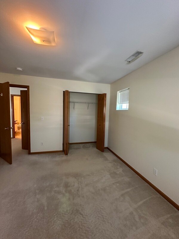 Building Photo - 6601 Creekside Dr NE