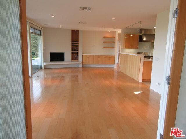 Primary Photo - 1210 N Kenter Ave