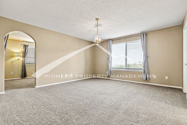 Building Photo - Spacious Home with gorgeous kitchen and central AC!