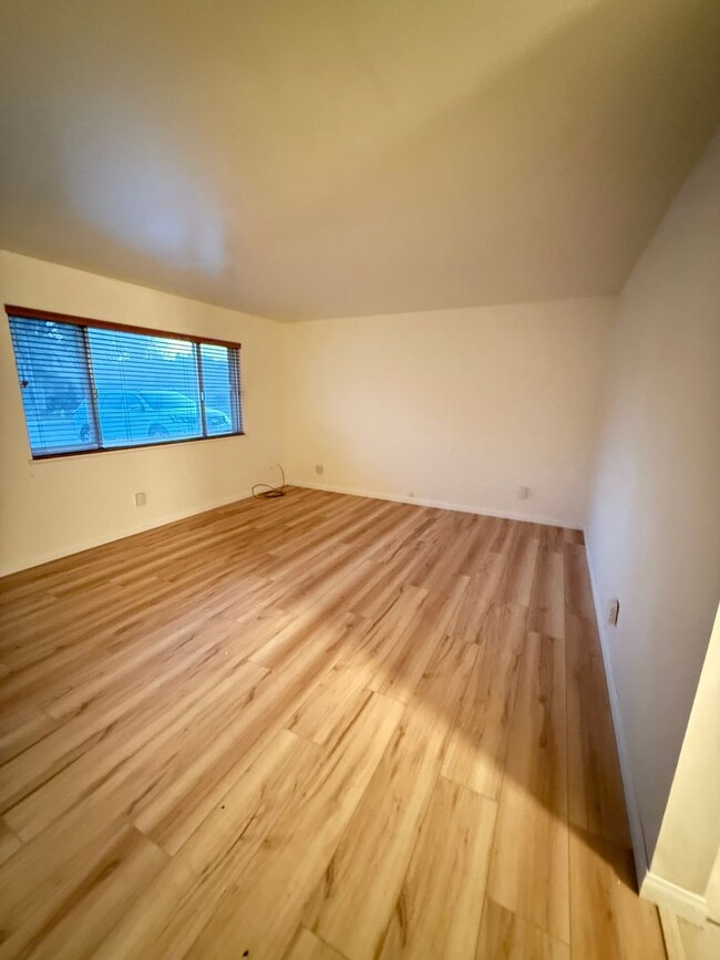 Building Photo - Clean 2 Bedroom / 1 Bathroom Condo Availab...