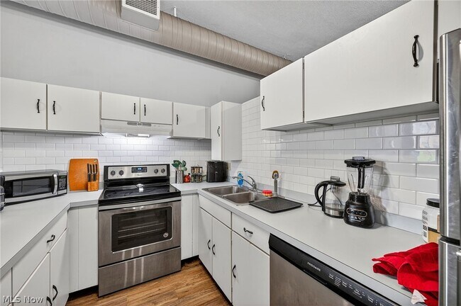 Building Photo - 408 W St Clair Ave